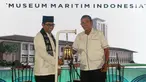 Dirut IPC Evlyn G Masassya (kiri) bersama Komisaris Utama IPC Tumpak Pangabean membunyikan lonceng saat membuka Museum Maritim Indonesia di Kantor Pusat PT Pelabuhan Indonesia II Persero, Tanjung Priok, Jakarta, Jumat (7/12). (Lipiutan6.com/JohanTallo)