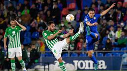 Pemain Getafe, Enes Unal (kanan) berusaha mencetak gol ke gawang Real Betis pada laga lanjutan Liga Spanyol 2022/2023 di Stadion Alfonso Perez, Getafe, 2 Mei 2022. Sejauh ini, Unal sukses melesatkan 13 gol di Liga Spanyol musim ini. (AFP/Pierre-Philippe Marcou)