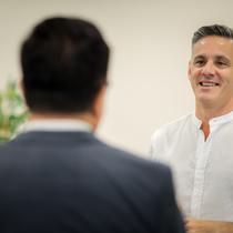 Pelatih Timnas Indonesia, John Herdman menjalani wawancara eksklusif dalam program Bola Break dari Bola.com di Jakarta, Selasa (12/5/2026). (Bola.com/Bagaskara Lazuardi)