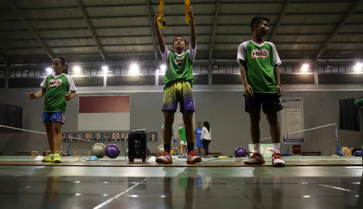 Siswa MILO School Competition 2015, sedang mempraktekan materi pelatihan fisik dari juara ganda putra Olimpiade Atlanta 1996, Rexy Mainaky dan Tim Pelatih Pelatnas di Gedung Pelatnas PBSI, Cipayung, Rabu (25/11/2015). (Bola.com/Nicklas Hanoatubun)