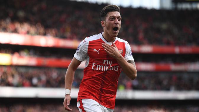 Mesut Ozil - Pemain asal Jerman berdarah Turki ini sudah terkenal sebagai bintang sepak bola beragama muslim. Ozil selalu berdoa lebih dulu sebelum memulai pertandingan dan tetap menjalankan puasa meski harus berlaga di lapangan. (AFP/Justin Tallis)