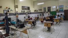 Siswa mengikuti pembelajaran tatap muka (PTM) di sebuah sekolah di Surabaya, Jawa Timur, Senin (6/9/2021). Pemerintah kembali membuka sekolah di tengah pandemi COVID-19. (JUNI KRISWANTO/AFP)