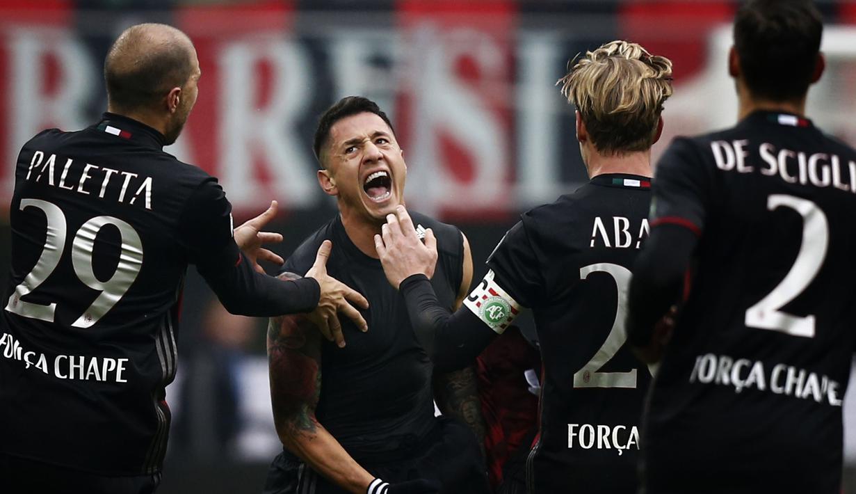 Pemain AC Milan,  Giacomo Lapadula (tengah) merayakan golnya ke gawang Crotone pada lanjutan Serie A di San Siro Stadium, Milan, (04/12/2016).  (AFP/Marco Bertorello)