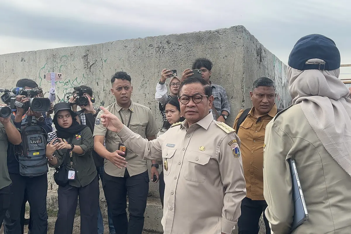 Pramono Cek Tanggul Pengaman Pesisir Pantai
