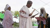 Saat pelantikan Presiden Muhammadu Buhari didampingi oleh Aisha Buhari (Reuters)