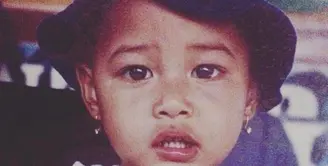 Krisdayanti pernah mengunggah foto Aurel ketika anaknya masih balita. &ldquo;Anak oma yayak, pagi kakak @aurelie.hermansyah. Thank you fotonya TW @wonty79,&rdquo; tulis Krisdayanti. (Foto: Instagram @krisdayantilemos)