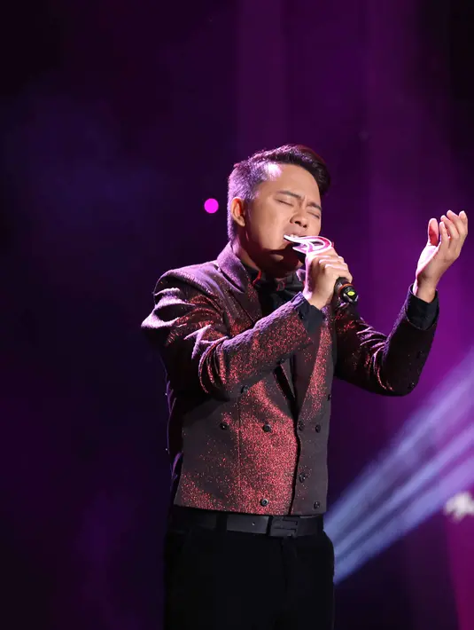 Sebagai perwakilan kontestan asal Indonesia grup E, Danang menjadi yang terbaik untuk sementara waktu dengan meraih 363 poin dari 4 juri di ajang D’Academy Asia pada 27 November 2015 malam. (Nurwahyunan/Bintang.com)