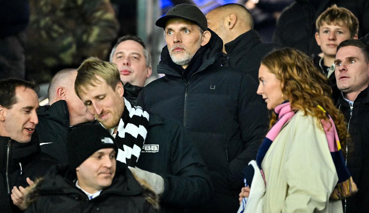 Pelatih Timnas Inggris, Thomas Tuchel terlihat menonton pertandingan Brighton melawan Arsenal pada laga lanjutan Liga Inggris 2024/2025 di American Express Community Stadium, Brighton, Inggris, Sabtu (04/01/2025). (AFP/Oli Scarff)