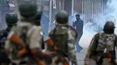 Pemuda Kashmir saat bentrok dengan pasukan pemerintah India di pusat kota Srinagar (2/9). Bentrokan pecah setelah salat Idul Adha. Dimana pasukan polisi dan paramiliter menembaki para pemerotes di dekat tempat salat. (AFP Photo/Tauseef Mustafa)