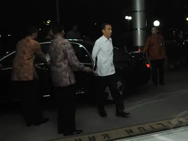 Presiden Jokowi menjenguk BJ Habibie yang dirawat di Rumah Sakit Pusat Angkatan Darat (RSPAD) Gatot Soebroto, Jakarta, (28/10/2014). (Liputan6.com/Herman Zakharia)