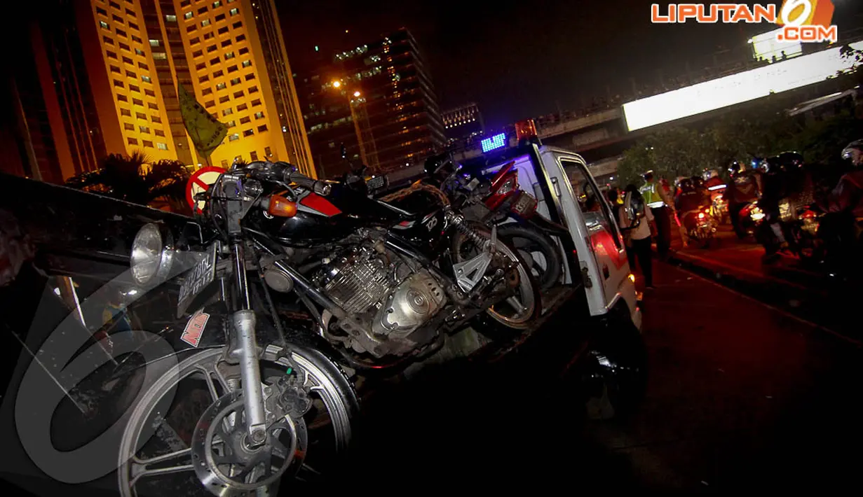 Beberapa motor yang tertimpa papan reklame diangkut menggunakan truk, Selasa (22/4/14). (Liputan6.com/Faizal Fanani)