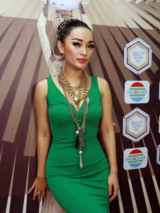 Penyanyi dangdut Zaskia Gotik yang masuk dalam beberapa nominasi kategori di IDA 2015 yang digelar malam ini, Rabu (28/10). (Deki Prayoga/Bintang.com)