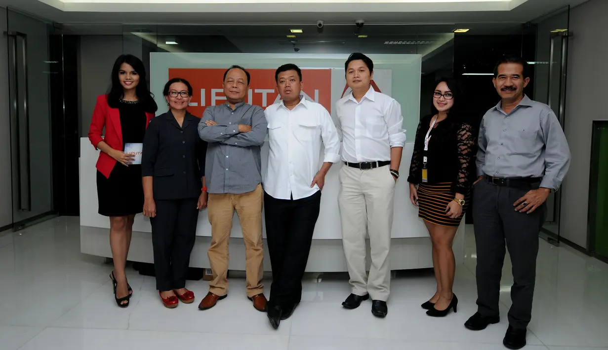Kepala BNP2TKI, Nusron Wahid (tengah) berfoto bersama dengan awak redaksi Liputan6.com di kawasan Senayan, Jakarta, Senin (16/3/2015). Kedatangan Nusron untuk membahas sejumlah permasalahan penanganan TKI.(Liputan6.com/Helmi Fithriansyah)
