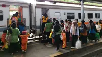 Penumpang Kereta Api Pandanwangi tujuan  Banyuwangi bersiap naik ke atas kereta  di Staisun Jember (Istimewa)