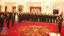Presiden Jokowi melantik dan mengambil sumpah jabatan tujuh komisioner KPU dan lima komisioner Bawaslu periode 2017-2022 di Istana Negara, Selasa (11/4). Pelantikan berdasarkan keputusan yang telah ditetapkan pada 10 April 2017 (Liputan6.com/Angga Yuniar)