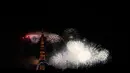 Kembang api menerangi Menara Eiffel selama perayaan Hari Bastille di Paris pada Selasa (14/7/2020) malam. Perayaan yang digelar setiap tanggal 14 Juli ini dalam rangka untuk memperingati penyerbuan benteng penjara Bastille pada 14 Juli 1789 silam. (AP Photo/Thibault Camus)