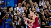 Petenis Republik Ceska, Karolina Pliskova, berfoto dengan penggemarnya setelah menang di semifinal melawan petenis Ukraina, Elina Svitolina, dalam turnamen WTA Elite Trophy di Zhuhai, Tiongkok, (7/11/2015). (China Out/AFP Photo/Str)