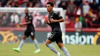 Gelandang muda Arsenal, Ethan Nwaneri, mendapatkan debut di Premier League saat The Gunners menghadapi Brentford, Minggu (18/9/2022). Ethan Nwaneri pun resmi menjadi pemain termuda yang bermain di Premier League dengan usia 15 tahun 181 hari. (Ian Kington / AFP)