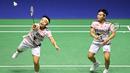 Ganda putri Indonesia, Apriyani Rahayu (kiri) dan Siti Fadia Silva Ramadhanti berusaha menjangkau bola saat menghadapi wakil Malaysia, Pearly Tan/Thinaah Muralitharan pada laga final ganda putri Hong Kong Open 2023 di Hong Kong Coliseum, Minggu (17/9/2023) siang WIB. (AFP/Peter Parks)