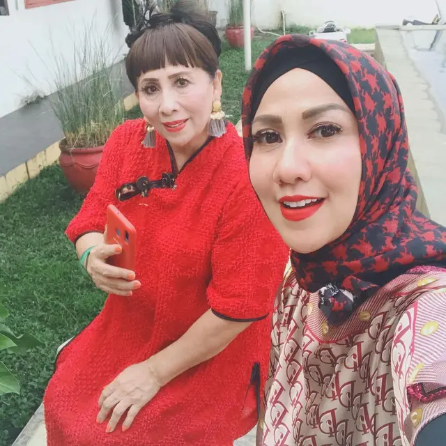 6 Potret Kebersamaan Venna Melinda dan Ibunda, Tetap Hangat Meski Beda Agama