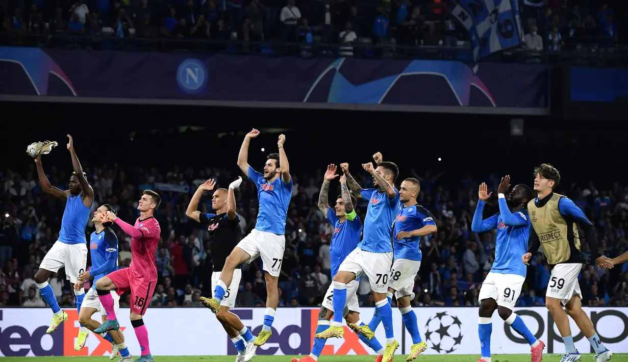 Para pemain Napoli merayakan kemenangan melawan Ajax pada pertandingan lanjutan grup A Liga Champions di stadion Diego Armando Maradona di Naples, Italia, Rabu, 12 Oktober 2022. Dengan kemenangan ini, Napoli berhasil lolos ke babak 16 besar Liga Champions. (AFP/Filippo Monteforte)