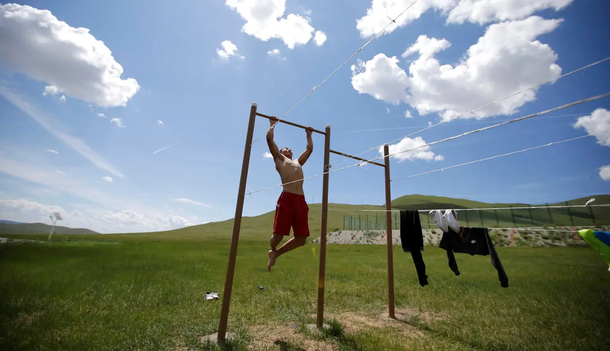 Atlet gulat Mongolia berlatih guna memaksimalkan kemampuannya menghadapi Olimpiade Rio 20160 di Brasil di pusat pelatihan Tim Perempuan Gulat Nasional Mongolia di Bayanzurkh, Ulaanbaatar, Mongolia, 1 Juli 2016. (REUTERS/Jason Lee)