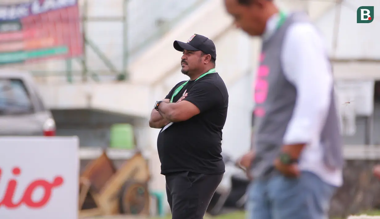 <p>Pelatih Malut United, Imran Nahumarury saat menghadapi FC Bekasi City pada laga ketiga Grup Y babak 12 besar Pegadaian Liga 2 2023/2024 di Stadion Singaperbangsa, Karawang, Kamis (18/1/2024). (Bola.com/M Iqbal Ichsan)</p>