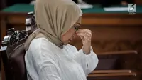 Terdakwa kasus dugaan penyebaran berita bohong atau hoaks Ratna Sarumpaet bersiap menjalani sidang putusan di Pengadilan Negeri Jakarta Selatan, Jakarta, Kamis (11/7/2019). Ratna Sarumpaet sebelumnya dituntut jaksa penuntut umum dengan pidana enam tahun penjara. (Liputan6.com/Faizal Fanani)