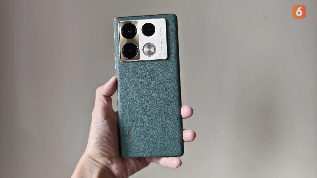 Infinix Note 40 Pro dalam balutan warna hijau menggunakan material kulit sintetis yang membuat tampilannya cukup mewah