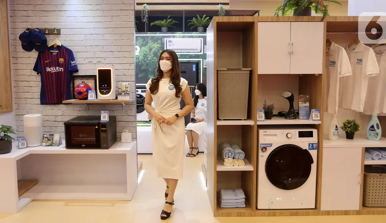 Model berdiri di booth home appliances asal Turki, Beko, pada gelaran IndoBuildTech di ICE BSD, Tangerang, Selasa (22/03/2022). Rangkaian produk rumah tangga ramah lingkungan dan hemat energi memungkinkan penggunanya untuk hidup sehat dan berkelanjutan. (Liputan6.com/Fery Pradolo)