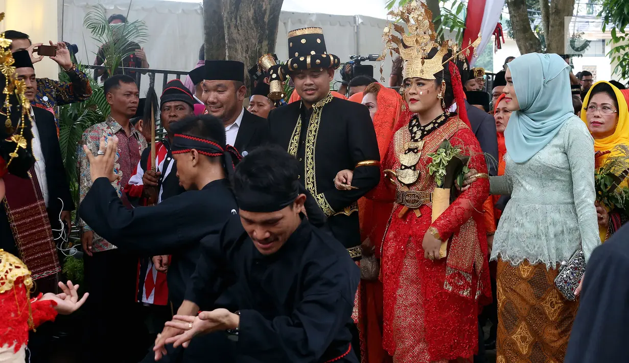 Pasangan Kahiyang Ayu dan Bobby Nasution saat mengikuti prosesi Pesta Adat di Bukti Hijau Regency, Taman Setia Budi, Medan, Sabtu, (25/11). Kedua mempelai mengenakan baju adat dipadukan dengan songket khas Palembang. (Liputan6.com/Johan Tallo)