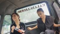 Santainya Nikita Willy Tenteng Tas Rp 47 Juta Saat Naik Angkot di Bandung