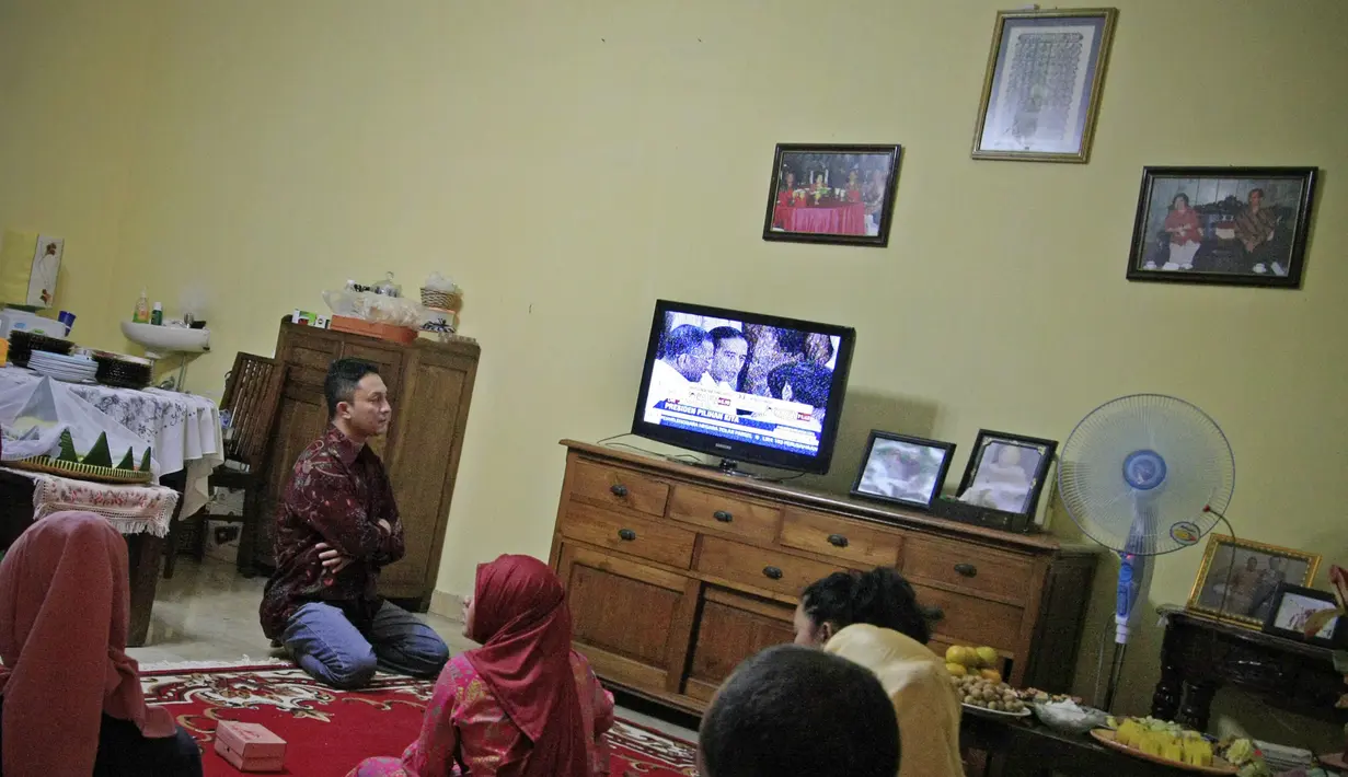 Keluarga besar Joko Widodo berada di kediaman Ibundanya, Sudjiatmi Notomihardjo di Solo, menonton liputan berita Jokowi berbuka puasa bersama di Jakarta, Selasa (22/7/14). (ANTARA FOTO/Hafidz Novalsyah) 