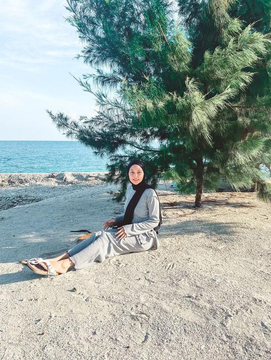 Dara Arafah salah satu selebgram papan atas Tanah Air. Sejumlah media mengabarkan, ia mantap berhijab sejak Mei 2022. Keputusan ini disambut hangat warganet yang rajin mengirim tanda hati untuk foto-fotonya di medsos. Salah satunya, foto Dara Arafah sedang duduk di bibir laut. Foto yang diunggah awal Agustus 2022 ini disukai 70 ribuan orang. “Apapun yang terjadi sempetin dulu kalo untuk mantai,” Dara Arafah mencuap. (Foto: Dok. Instagram @daraarafah)