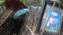 Di sekitar ancak saji terdapat benda-benda peninggalan mendiang seperti foto, piring, sapu tangan, baju, perhiasan, dan lain-lain. (Liputan6.com/Herman Zakharia)