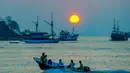 Hotel, pantai, hingga bukit menjadi spot favorit wisatawan yang datang khusus untuk menikmati momen emas tersebut. Tampak dalam foto, Sebuah perahu melintas di perairan Labuan Bajo, Flores, Nusa Tenggara Timur sesaat sebelum matahari terbenam. (merdeka.com/Arie Basuki)