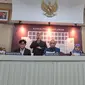 Ketua Komisi Pemilihan Umum (KPU RI) Hasyim Asy'ari beserta anggota KPU RI saat memberikan keterangan pers di gedung KPU, Jakarta, Kamis (21/12/2023). (Merdeka.com/Lydia Fansisca)