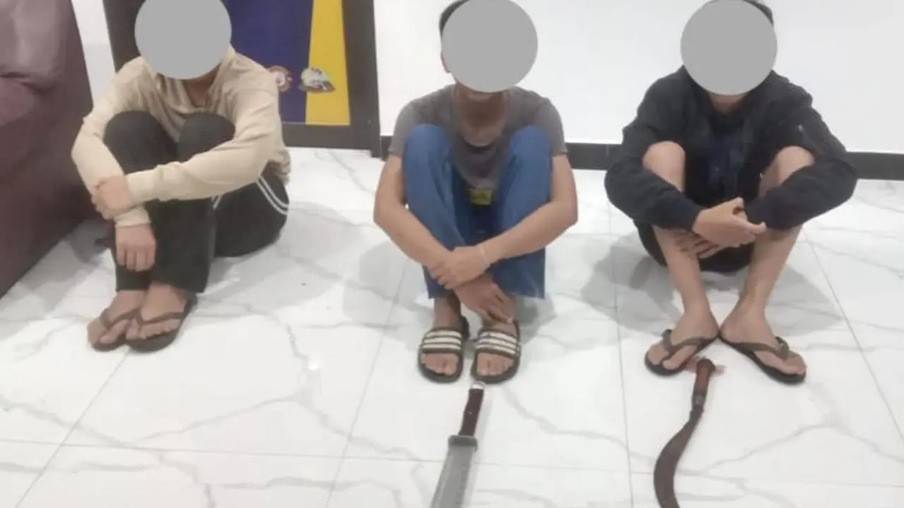 Sejumlah remaja yang terlibat perang sarung di Bogor, Jawa Barat diamankan petugas. Bahkan, tiga antaranya kedapatan membawa senjata tajam.