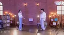 Keduanya kolaborasi membawakan lagu dalam album J-Hope yang berjudul "Equal Sign".  Duet mereka mendapat respons luar biasa dari penggemar. (Foto: YouTube/ 이지금 [IU Official])