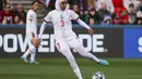 <p>Nouhaila Benzina menjadi pesepak bola wanita pertama yang memakai hijab di Piala Dunia Wanita. (AP Photo/James Elsby)</p>