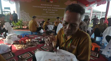 Sejumlah warga binaan Lembaga Pemasyarakatan (Lapas) Cipinang kelas 1 mengikuti pelatihan pembuatan batik, Jakarta, Kamis (5/9/2024). (merdeka.com/Imam Buhori)