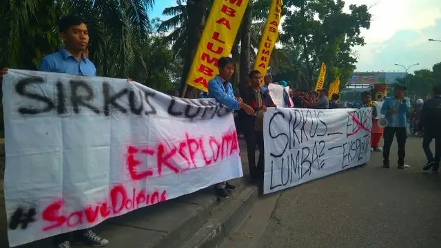Mahasiswa juga ikut mengecam pentas lumba-lumba di Pekanbaru