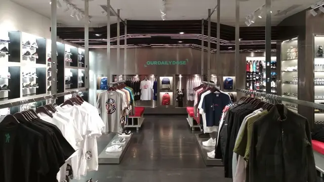 Koleksi Busana 90-an dari Guess Kembali Hadir Secara Eksklusif