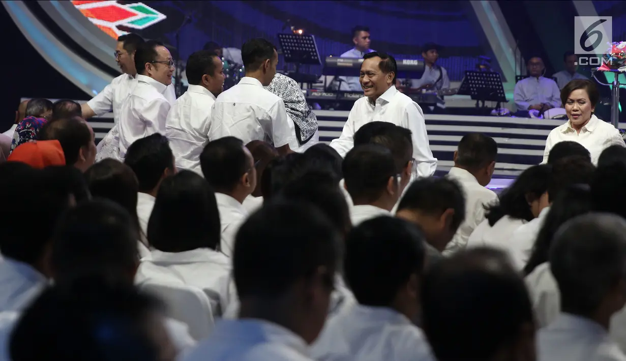 Direktur SCM, Imam Sudjarwo (dua kanan) dan Direktur Program dan Produksi SCTV dan Indosiar Harsiwi Achmad (kanan) menyalami tamu undangan saat halalbihalal di Studio 6 Emtek City, Jakarta, Selasa (3/7). (Liputan6.com/Herman Zakharia)