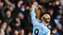 <p>Striker Manchester City, Erling Haaland berselebrasi setelah mencetak gol ketiga timnya ke gawang Wolves selama pertandingan lanjutan Liga Inggris di Stadion Etihad di Manchester, Inggris (22/1/2023). Haaland mencatatkan hat-trick keempatnya di Liga Primer hanya dalam 19 laga. (AFP/Paul Ellis)</p>