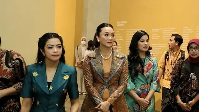 Annisa Pohan Istri Menteri ATR/BPN dan Niena Kirana Istri Menpora di Museum Nasional. [@annisayudhoyono]