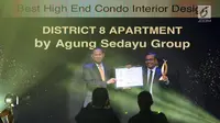 Perwakilan dari pengembang Agung Sedayu Group (kanan) menerima penghargaan Best High End Condo Interior Design pada malam PropertyGuru Indonesia Property Awards 2017 di Jakarta, Kamis (12/10). (Liputan6.com/Helmi Fithriansyah)