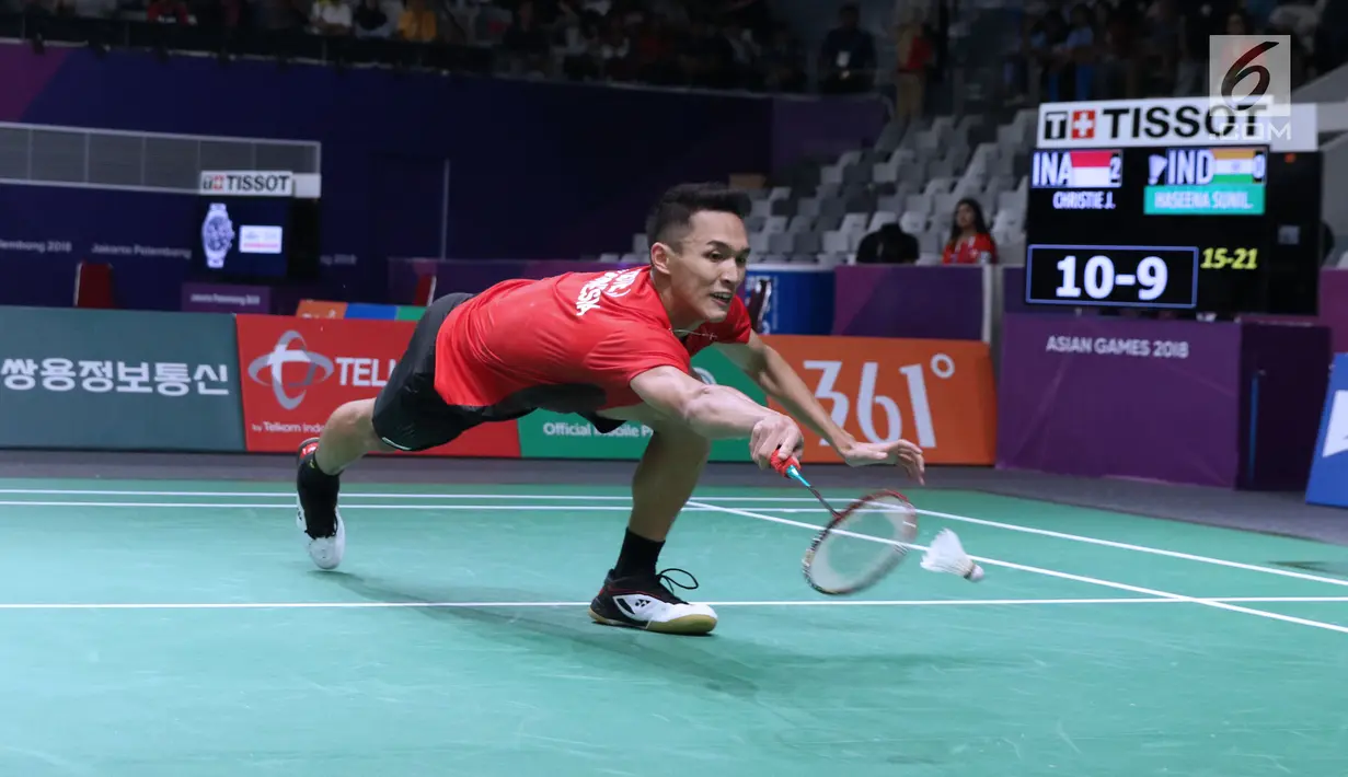 Tunggal putra Indonesia, Jonatan Christie mencoba menahan kok dari pemain India, Prannoy Haseena Sunil Kumar pada perempat final Bulutangkis Beregu Putra Asian Games 2018 di Jakarta, Senin (20/8). (Liputan6.com/Helmi Fithriansyah)