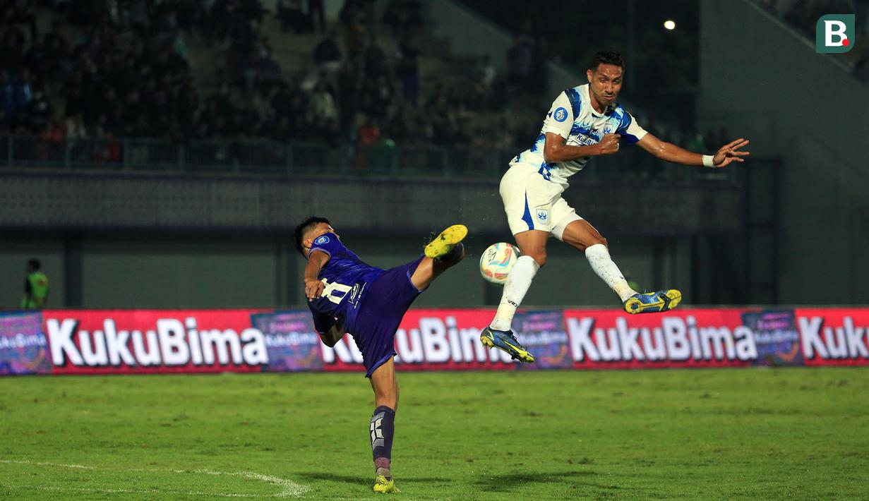 <p>Selebrasi pemain Persita Tangerang, Irsyad Maulana (kiri), berebut bola dengan pemain&nbsp;PSIS Semarang, Delfin Rumbino dalam pertandingan pekan kedua BRI Liga 1 2023/2024 yang berlangsung di Stadion Indomilk Arena, Tangerang, Sabtu (8/7/2023). (Bola.com/Ikhwan Yanuar)</p>