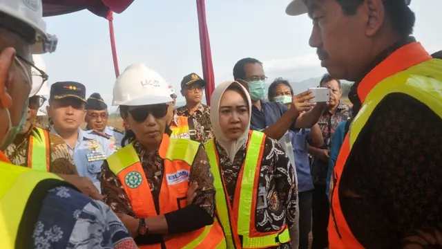 Menteri BUMN Rini Sumarno meninjau pembangunan Bandara Jenderal Besar Soedirman. (Foto: Liputan6.com/Humas Protokol PBG/Galoeh-Muhamad Ridlo)